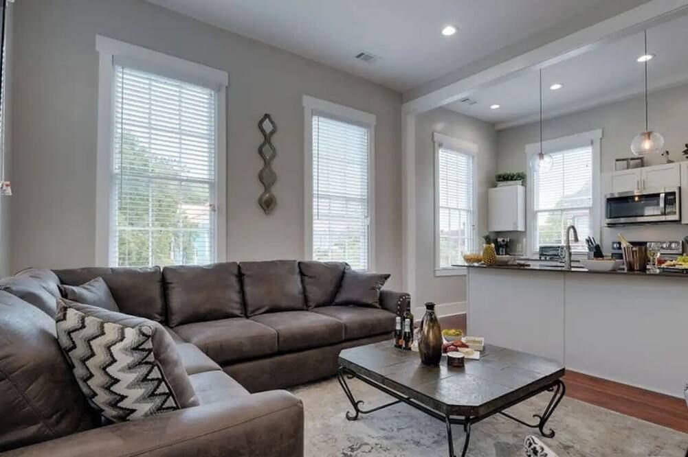 Beautifully Renovated 5 bedroom 5 bath - Savannah - Stue