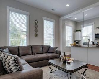 Beautifully Renovated 5 bedroom 5 bath - Savannah - Living room