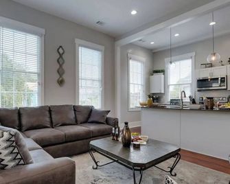 Beautifully Renovated 5 bedroom 5 bath - Savannah - Stue