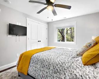 Private cozy 1 Bedroom Guest Suite; 17 min from downtown AVL - Weaverville - Bedroom