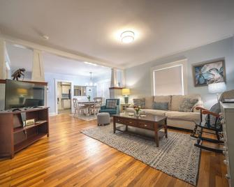 Welcome to the Meyer House-a charming home thoughtfully designed for your relaxation. - Alma - Living room