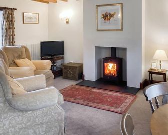 Attractive farm cottage with period features and views over fields and fells. - Wigton - Obývací pokoj