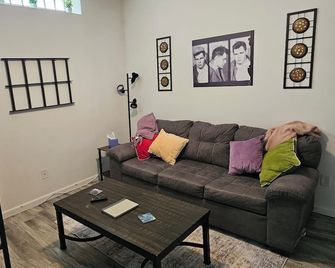 Stay in this Unique SE Iowa Apt - Fort Madison - Wohnzimmer