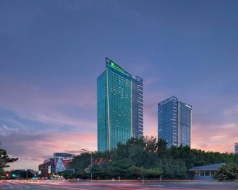 Holiday Inn Qinhuangdao Haigang By IHG - Čchin-chuang-tao - Budova