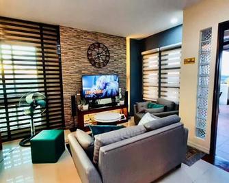 Overlooking - Antipolo - Living room