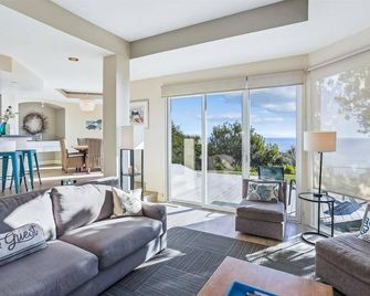 Million Dollar Ocean Views: Stunning Coastal Escape in Aptos with Hot Tub - Aptos - Living room