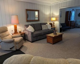 Your Home away from Home! Conveniently, centrally located, village home - Homer - Phòng khách