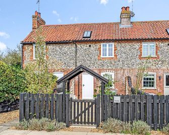 Pantiles - sleeps 4 guests in 2 bedrooms - Burnham Market - Building