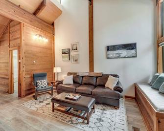 1 Mi to Northstar Village Pet-Friendly Condo! - Truckee - Living room