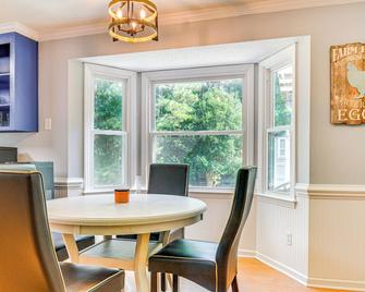 15 Mi to Raleigh: Pet-Friendly Home w/ Fire Pit! - Fuquay-Varina - Comedor