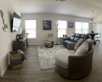 Brand New 2 Bdr 2 Bth W. Golf Cart - Half Mile To Eastport - The Villages - Living room
