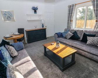 The Old Well Bungalow - Ty Mawr Farm - Cardiff - Sufragerie