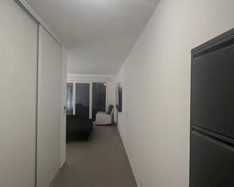 Appartement de Deux Chambres Idéalement Placé - Ségny - Pasillo