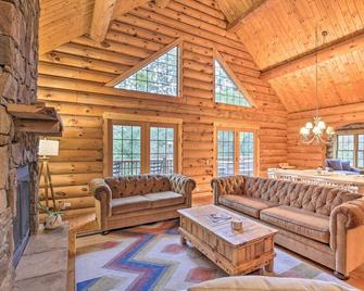 Splendid Family Cabin with Hot Tub and Grill! - Lake City - Living room
