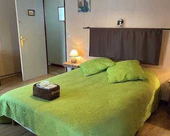 Bedroom / Table / Gites Les Mesanges St Jean De Sauves - Saint-Jean-de-Sauves - Habitación