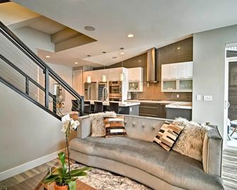 Modern Anchorage Townhome - By Delaney Park Strip! - 安克雷奇 - 客廳