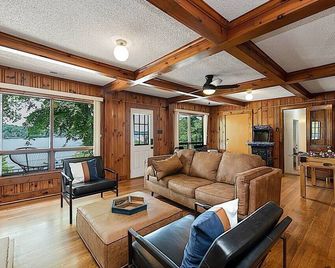 Lake Hickory Trio 3br Blue Unit - Hickory - Living room