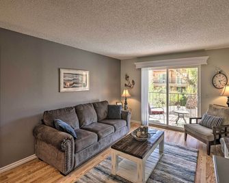 Walk to Lake, Dining and Shops Lake Havasu Condo - Lake Havasu City - Living room