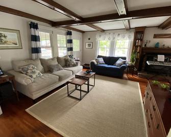 Perfect 3 Bedroom In Marion Village - Marion - Living room