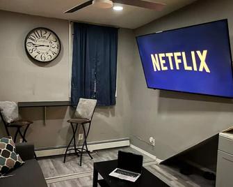 2 Bedroom Apartment By Airports - Hillside - Living room