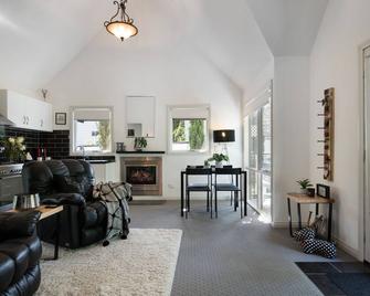 Cottage 4A - Daylesford - Living room