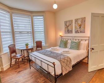 4 Bedroom House in central Bath with Garden & Free Private Parking - Bath - Bedroom