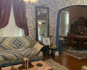 Historic Home near the Beach! And Yale! - West Haven - Living room