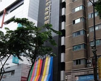 Mrt Dingxi Station 3br/2ba Furnished Apartment - Yonghe District - Building