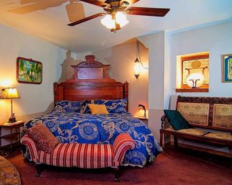 Memories Suite, Fireplace, Garden. Only Hotel With Parking In Downtown - Eureka Springs - Schlafzimmer