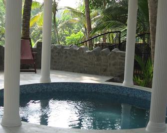 A Very Very Special House, Villa Lakeview ,(With Pool) Kovalam - Tiruvanantapuram - Bazén