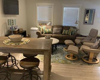 BC Short Term Registry #H687636831 Downtown Penticton 12 Min walk to beach - Penticton - Restaurant