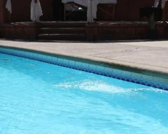 Hotel Poblado Kimal - ซาน เปโดร เด อาตากามา - สระว่ายน้ำ