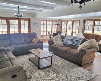 Forest, Lakefront on Pike lake chain. fishing & snowmobiling. pet friendly - Park Falls - Sala de estar