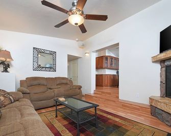 Leisure Time Getaway: Walk to the River, Pets OK - Cascade - Living room