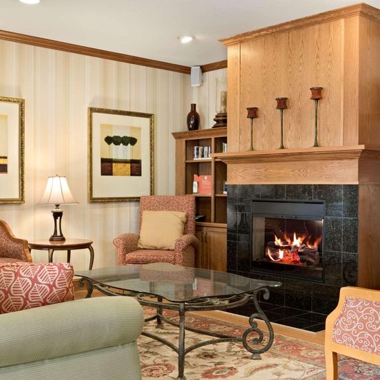 Living room view of Country Inn & Suites by Radisson, Peoria North IL