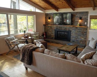 Lake House with Hot Tub - great for 2 families or 3 couples - newly remodeled - Ludlow - Soggiorno