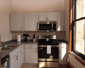 The Exchange 14 | Historic Bldg, Studio, Dwntwn - Winona - Cucina