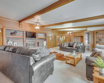 Stunning Calhan Home w/ Indoor Pool! - Calhan - Living room