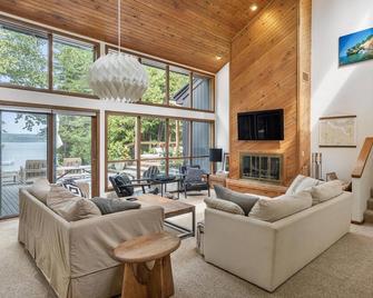 Lake Charlevoix Lakefront Home, Sleeps 8 - East Jordan - Sala de estar