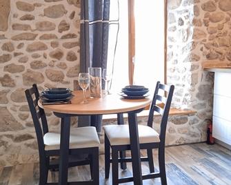 Le Loft one bedroom private apartment with kitchen, garden and heated pool - Bélesta - Comedor