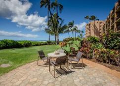 Stunning Fully remodeled Direct Oceanfront on the beach, AC, pool, spa - Wailuku - Patio