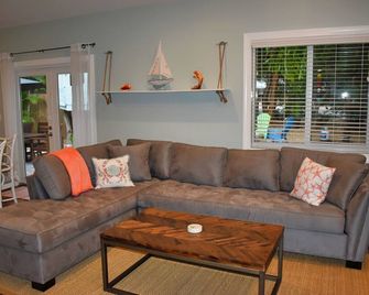 Indian Mound - Islamorada - Salon