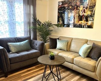 Boutique Home in Jax City - ג'קסונוויל - סלון