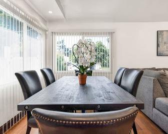 Lake Balboa Gated Pool House Oasis - Van Nuys - Dining room