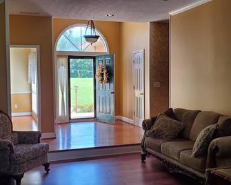 Peach of a Property - Douglasville - Living room