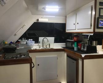 Eddie Griffiths Overnight Charters and Vacation Rentals!!!!! - Stock Island - Kitchen