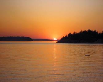 Blitz Beach House Oceanside Suite - Powell River - Buiten zicht