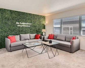 Walk to Beach - King Apt In 1 Area - AC - San Clemente - Vardagsrum