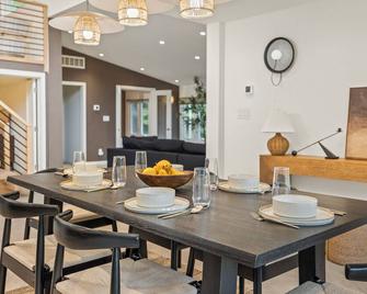 Sleeps 52 - Pond, Tennis Court, Hot Tubs - East Durham - Comedor