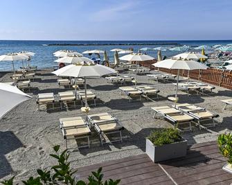 Hotel Delle Rose - San Bartolomeo al Mare - Pláž